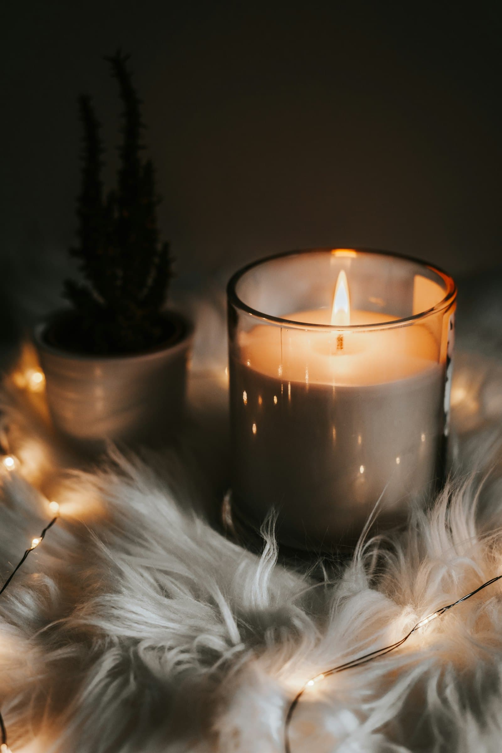 Velas y luz cálida en casa